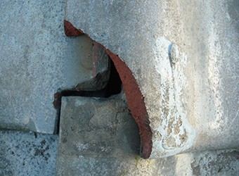 端の部分が割れてしまった瓦