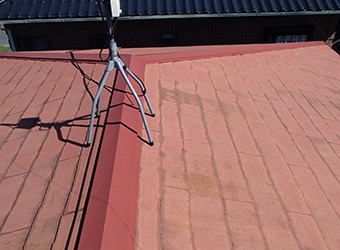 これまでの屋根をそのまま残し、その上に新しい屋根を被せます