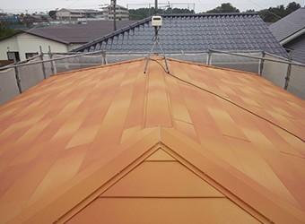 解体の費用がかからず、屋根が二重になるので断熱性も高くなります