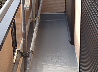 トップコートを重ねて塗布して、防水層を厚く保護します