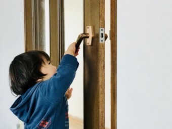 写真AC ドアを開ける子供