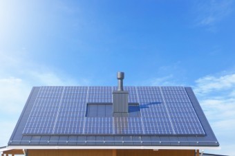 写真AC 太陽光発電・家庭の屋根ソーラーパネル2