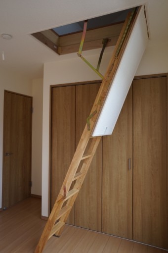写真AC 小屋裏収納ハシゴ