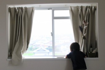 写真AC 窓から外を見る子供