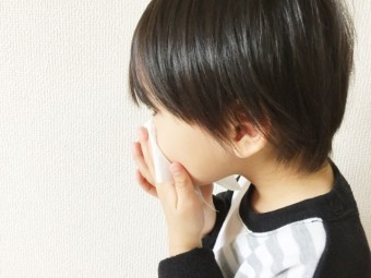 写真AC 鼻をかむ子供