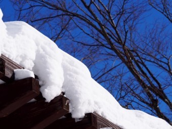屋根に積もった雪(写真AC)