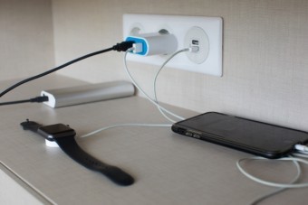写真AC コンセントでデジタル機器を充電する