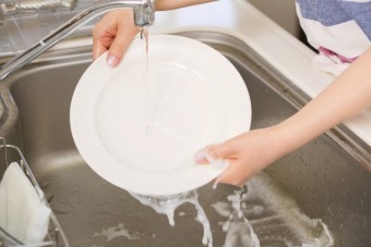 写真AC 食器洗い(すすぎ)をする女性