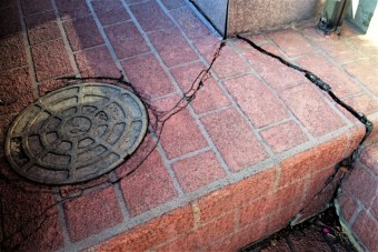 写真AC 地盤沈下 リフォーム タイルひび割れ 山梨