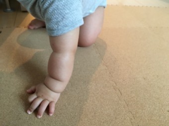 写真AC 転びそうな赤ちゃんコルクジョイントマット