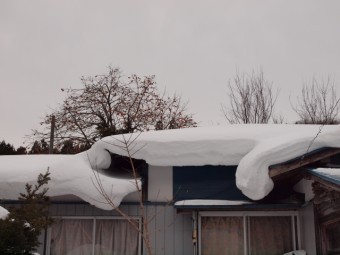 雪国 屋根からの落雪(写真AC)