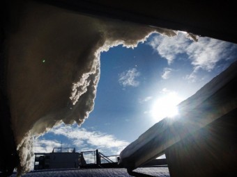 (photoAC:空)軒からせり出した雪
