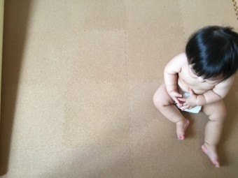 写真AC 布オムツ座る赤ちゃんコルクジョイントマット コルク床