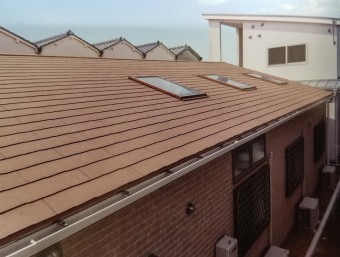 ケイミューROOF1710屋根材総合カタログコロニアル遮熱グラッサ施工例(p67上部)天窓