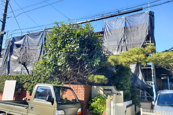 足場の架設・メッシュシートを取り付けた家