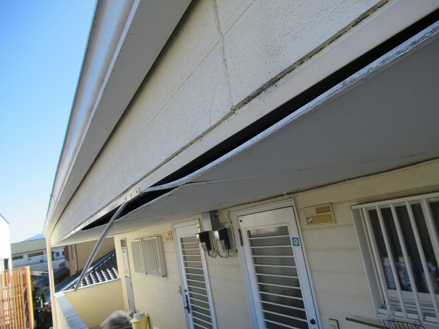 昭和町の2階建てアパートで軒天井が破損したため、調査に伺いました