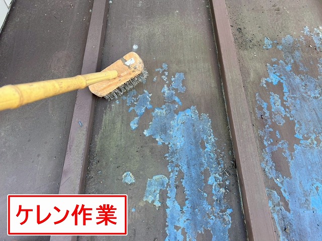 大月市で瓦棒葺きトタン屋根(下屋根)をデッキブラシ洗浄・サンダー掛け・手ケレン!