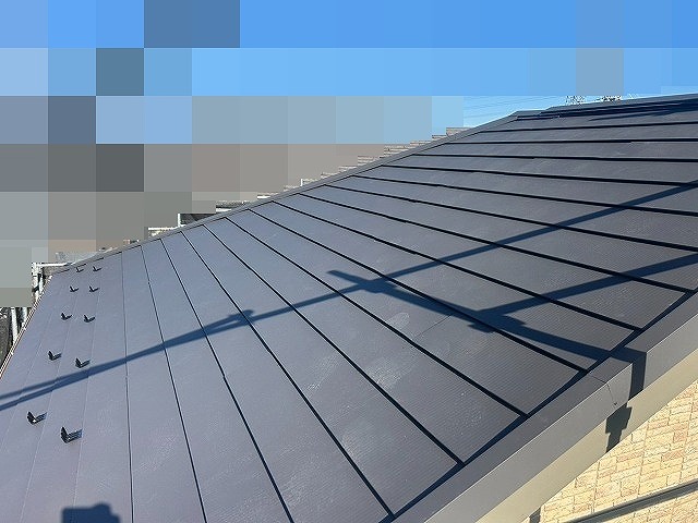 西八代郡市川三郷町で屋根葺き替え工事のビフォーアフター！谷板金・ケラバ板金も設置