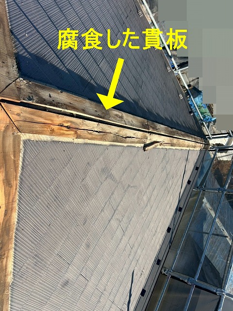 南アルプス市で腐食している貫板を交換する様子（棟板金交換）