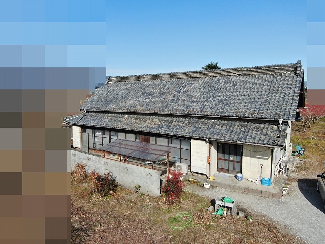 南アルプス市で土葺き瓦屋根の葺き替え工事の様子（瓦の撤去）