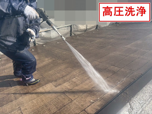甲府市で屋根塗装前の高圧洗浄、棟板金のステンレスビス打替え・釘頭コーキング処理！