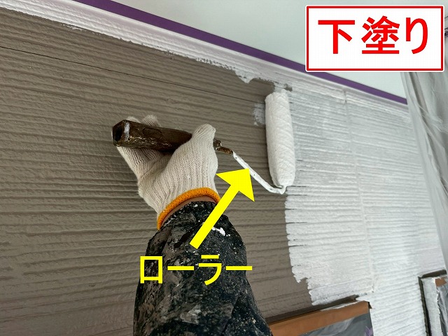 甲府市でツートンカラーのサイディング外壁にファインパーフェクトシーラーで下塗り！