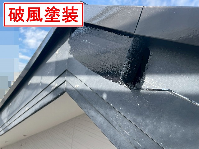 甲府市で破風・鼻隠しの塗装を実施しました！ケレン作業の後、無機塗料で仕上げます！