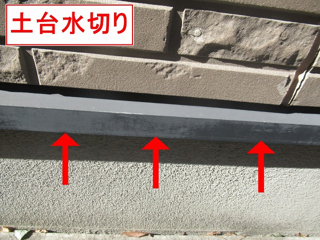 甲府市で土台水切りの塗装メンテナンス！塗装時は地面に養生をして塗料付着を防ぎます