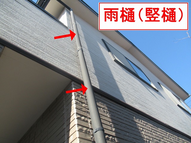 甲府市でチョーキング現象のある雨樋（あまどい）を目粗しした後、塗装を実施しました