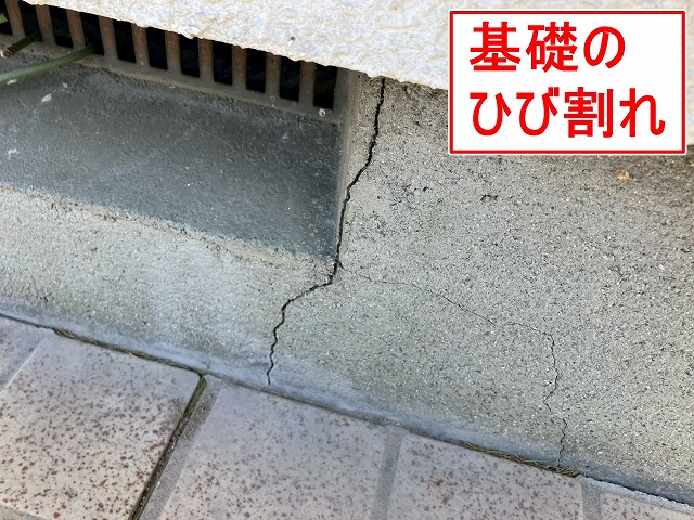 笛吹市で住宅の土台基礎・軒天にひび割れ、雨樋や化粧柱には塗膜剥がれを確認しました
