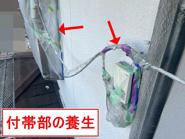 笛吹市でひび割れたモルタル外壁の下塗りを実施！養生・フィラーでクラックを埋めます