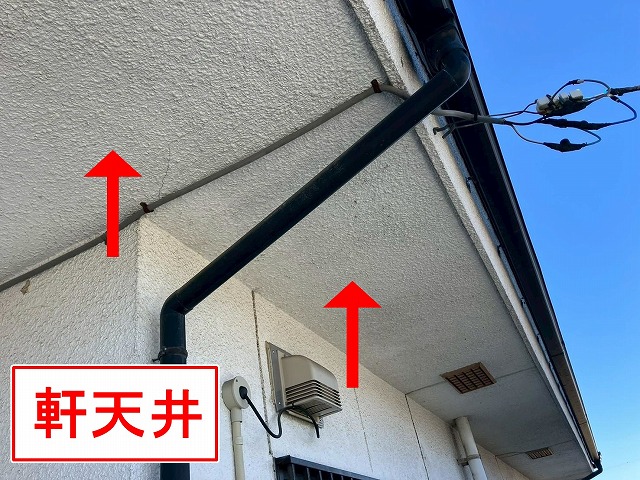 笛吹市で軒天井のケンエース塗装2回塗りを行い、防カビ仕上げ！ひび割れは補修します
