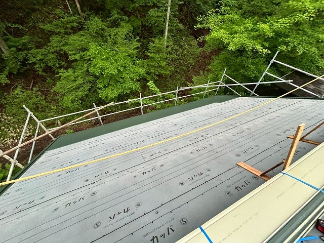 北杜市の屋根カバー工法でゴムアスルーフィング・SGLを使用！煙突廻りは加工します