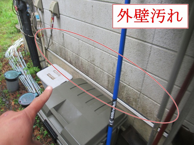 北杜市で現地調査！サイディング外壁の北面・西面に広がった苔とシーリング劣化を確認