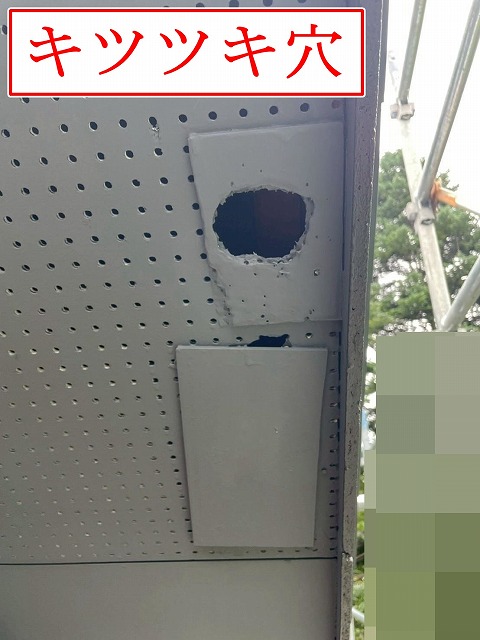 北杜市でキツツキ穴が開いた軒天を板金補修、ケンエース塗料で軒天塗装2回塗り仕上げ