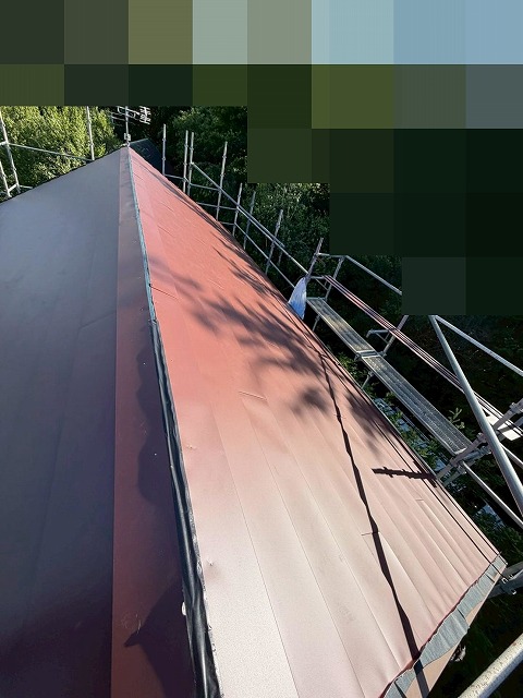 北杜市で屋根カバー工法を実施し換気棟・軒先板金・ケラバ板金まで丁寧に納めた施工！