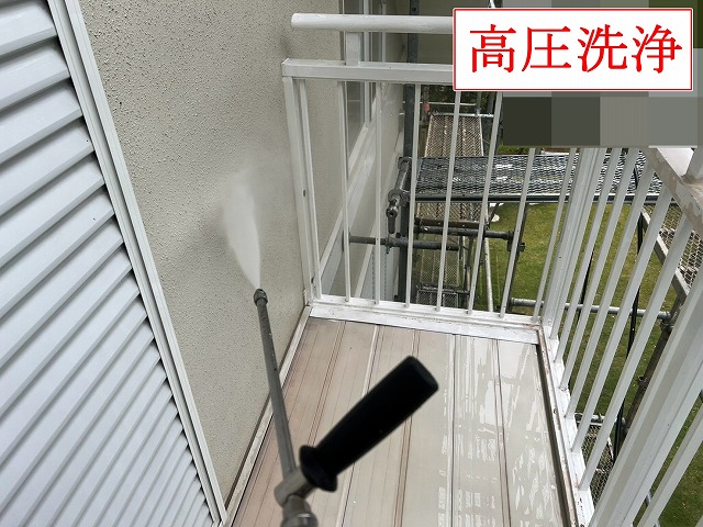 北杜市でモルタル外壁の高圧洗浄と窓・地面や設備まわりの養生を丁寧に進めた外装工事