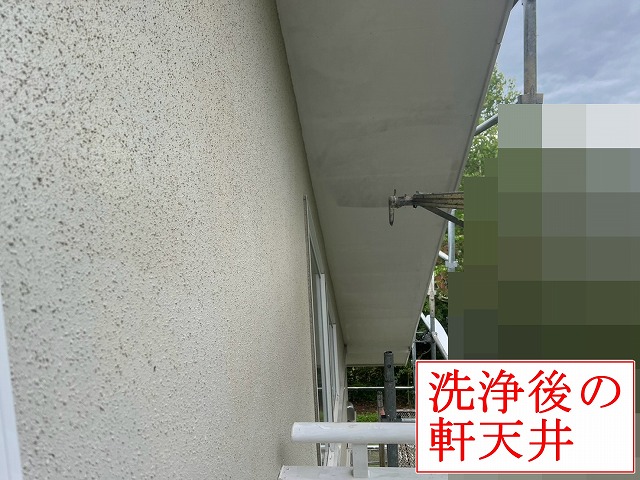 北杜市で軒天塗装を実施、洗浄後の軒天井をケンエース塗料で2回塗りし防カビ仕上げ！