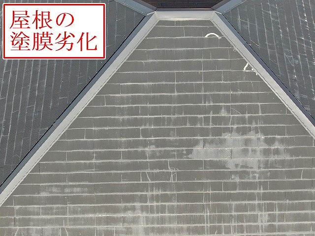 中央市で屋根調査！塗膜の劣化剥離や雪止め付近の苔・藻、スレート割れと雨樋歪みあり