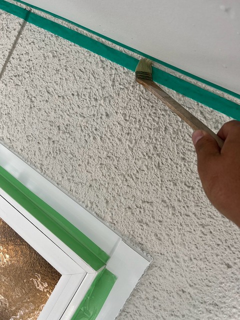 中央市で軒天と外壁の継ぎ目・サッシ周りへコーキング増し打ち！外壁塗装前の先打ち！