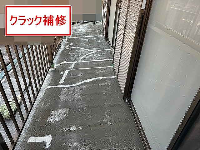 甲府市でひび割れ（クラック）の多いベランダ・バルコニー防水床をウレタン樹脂塗布！