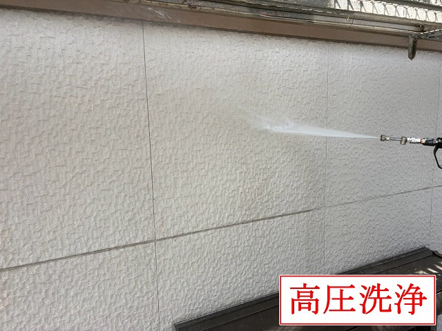 中巨摩郡昭和町で外装塗装前に外壁や軒天、ベランダ防水面の汚れを高圧洗浄した現場！