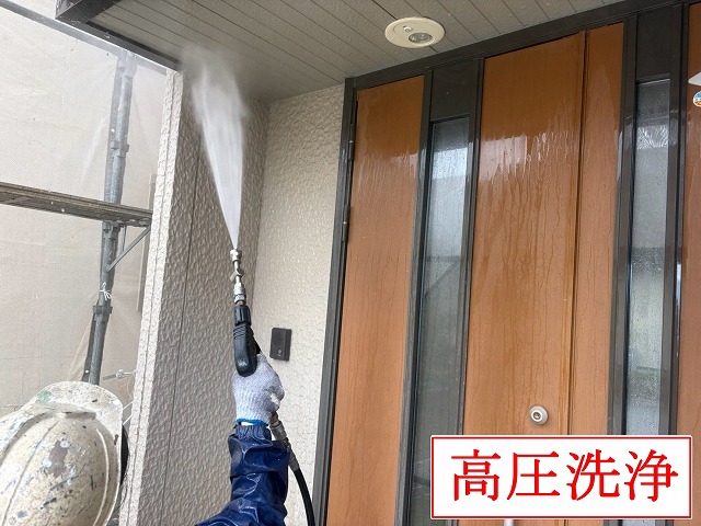 中巨摩郡昭和町で軒天塗装！汚れを高圧洗浄で落としてケンエースG-Ⅱの防カビ仕上げ