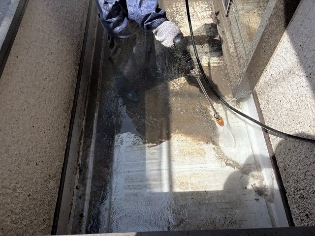 中巨摩郡昭和町で汚れの蓄積や塗膜の傷みのあるベランダ防水を洗浄後、トップコート！
