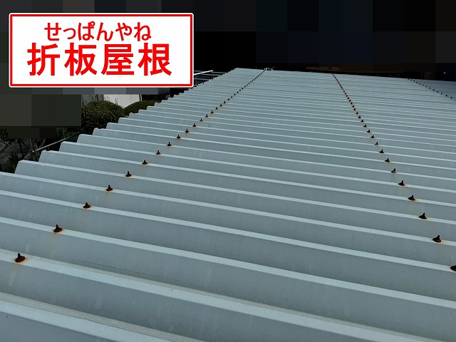 富士吉田市でカーポート(車庫)の折板屋根をヤスリ・グラインダーを使用して研磨作業