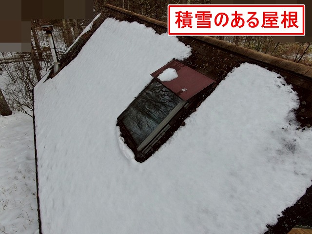 北杜市で積雪のある屋根をドローン調査する様子