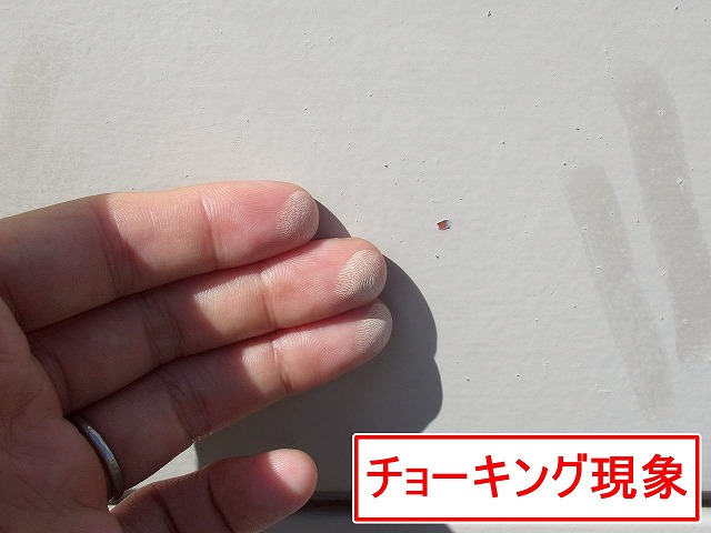 大月市で外壁のチョーキング現象・塗膜剥がれ、木部ひび割れ・ささくれを確認しました