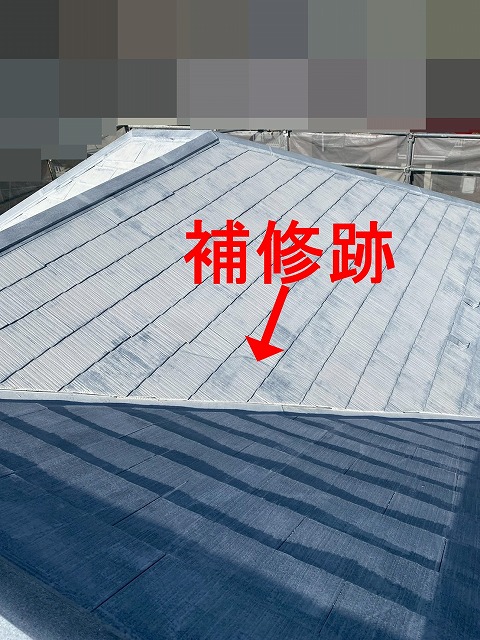 甲府市でスレート屋根にファインパーフェクトベスト強化シーラーを塗装する様子（下塗り）