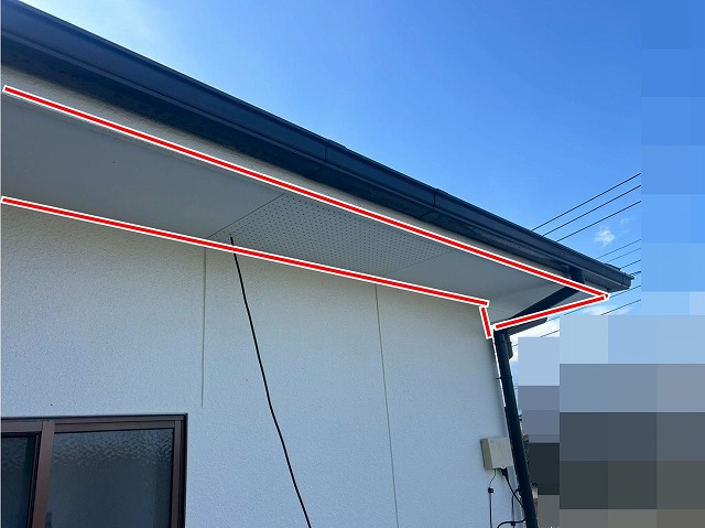 南アルプス市で軒天の雨染みの有無を調査する様子