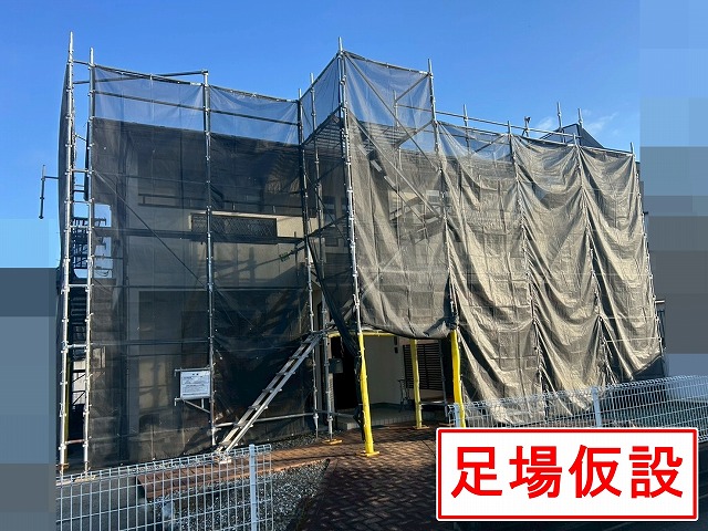 南アルプス市で戸建てに足場を設置します！棟板金を撤去すると貫板が腐っていました！